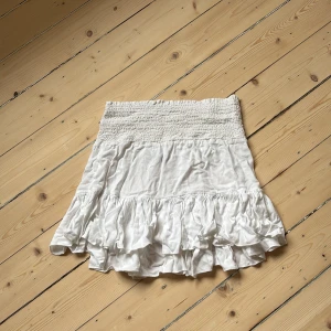 Vit volangkjol  - Supersöt vit kjol u storlek xs från lager 157. Den är perfekt till en varm sommardag och passar till nästan allt💗