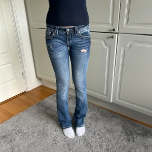 Miss me jeans  - Miss me low waist bootcut jeans. Storlek 26. Midjemått 37 cm och innerbenslängd 81/82 cm 