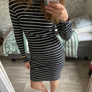 Svart och vit randig klänning!! - Säljer en svart tight klänning!! Så snygg och stilren och sitter jätte bra! Säljer pga att jag använder den för lite🥰🥰