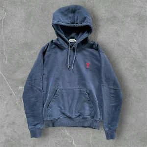 Blå hoodie från Ami - Snygg mörkblå hoodie från Ami Paris! 