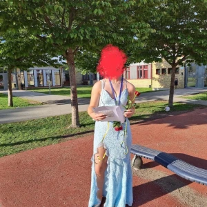 Ljusblå långklänning med spets och slits - Säljer en ljusblå långklänning med spetsdetaljer och djup v-ringning. Öppen rygg, Klänningen har smala axelband och en hög slits framtill, perfekt för bal