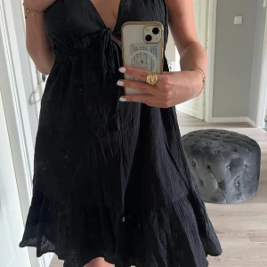 Svart klänning  - Säljer nu denna somriga enkla klänningen som man kan klä upp till festliga tillfällen, perfekt klänning till stranden. Använd endast 1 gång och är som ny i stl. S🌸🥂