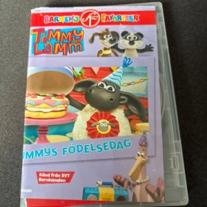Timmy Lamm: Timmys födelsedag - DVD med Timmy Lamm: Timmys födelsedag, känd från SVT Barnkanalen. Omslaget är färgglatt med bilder på Timmy och hans vänner. Innehåller flera avsnitt med roliga äventyr för barn. Perfekt för dig som gillar animerade barnprogram. Bra skick förutom omslaget 