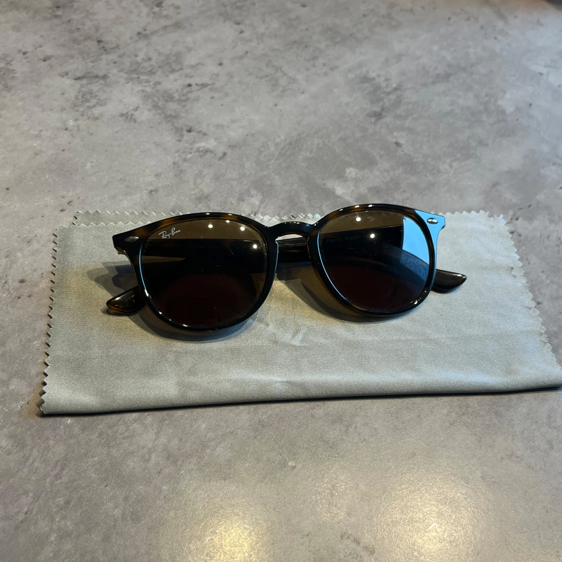 Ray-Ban runda solglasögon i brunmelerad plast - 1