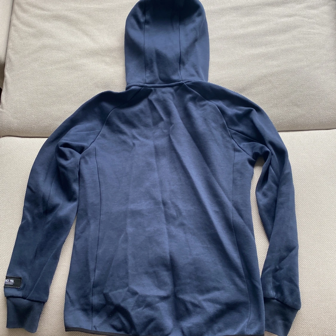 Blå hoodie från Peak Performance - 1