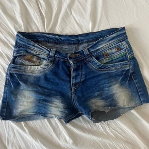 Lågmidjade Jeansshorts - Lågmidjade jeansshorts! Midjemått: 40cm. Pris går att diskutera!