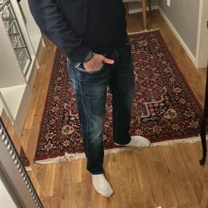 Replay Anbass slim fit jeans herr - Säljer dessa stilrena Replay anbass. Storlek 33/32. Pris står inte skrivet i sten!!! 