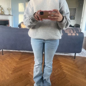Ljusblå bootcut jeans - Säljer ett par ljusblå lågmidjade jeans med bootcut passform, aldrig använda och passar bra till allt 