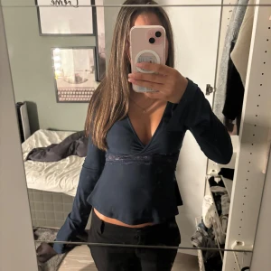 Mörkblå blus - Säljer en mörkblå v ringad blus med spets detalj.
