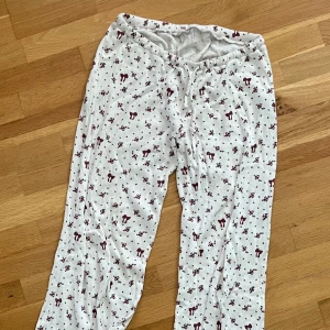 Vita mjukisbyxor från Nelly - Säljer dessa från Nelly