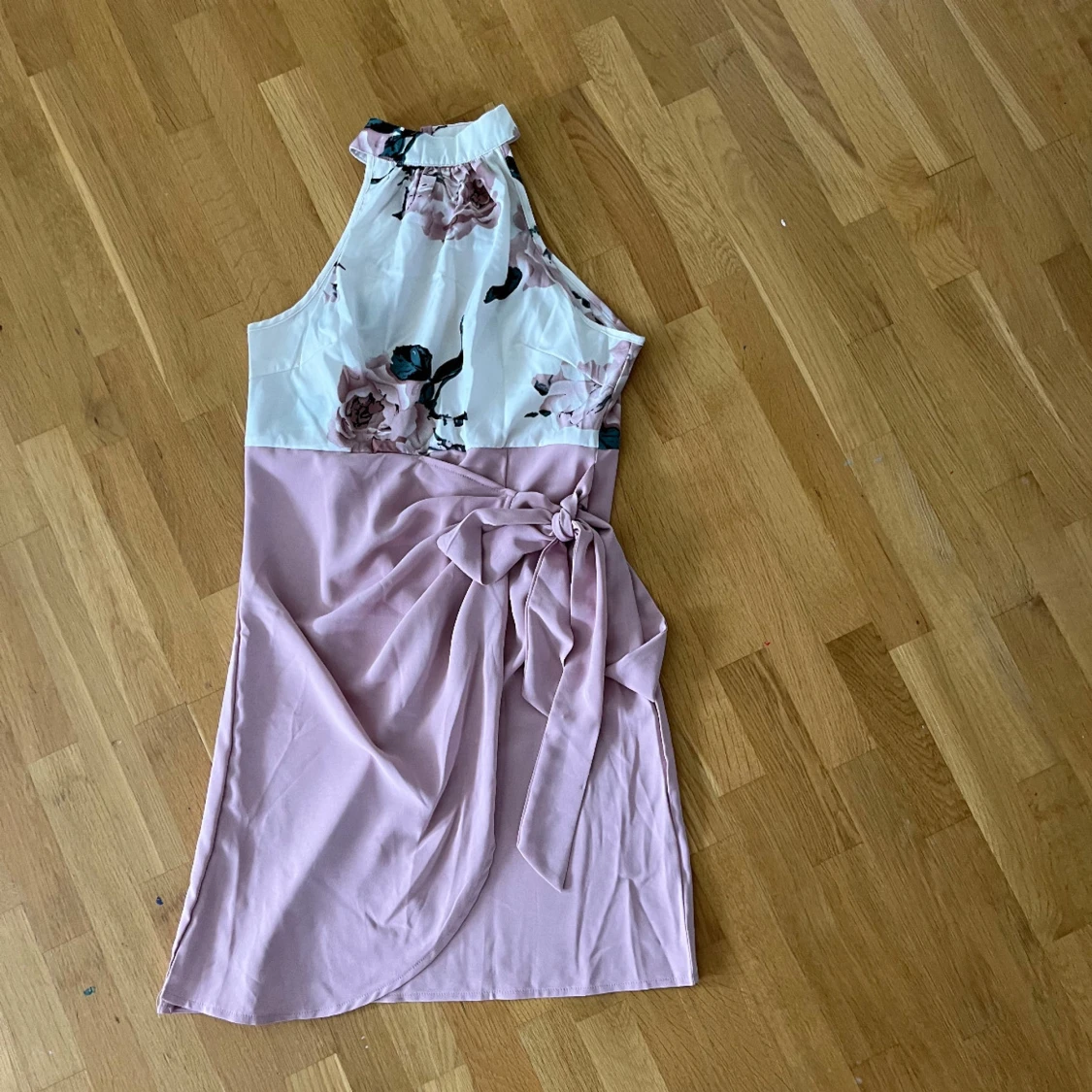 Blommig halterneckklänning med rosett