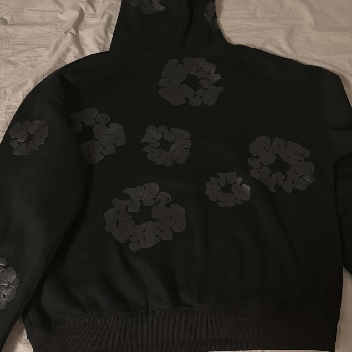 Svart hoodie från Denim Tears med tryck - 2