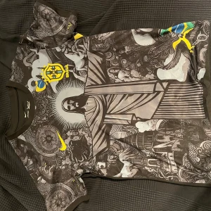 Nike Brasil grafisk fotbollströja - Använd en hel del men Tröjan är i väldigt bra skit förutom märket på baksidan och lite smått knott på framsidan som man inte märker förens du kollar nära. Därav så sänker jag priset lite
