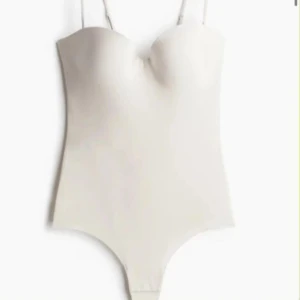 Body H&M - Vit slutsåld body från H&M i storlek 75B. Andvånd några gånger men i bra skick! Pris kan diskuteras vid snabb affär🌸🌸