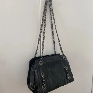 Zara väska - Snygg svart väska från Zara med silver/gråa kedjor som band! Knappt använd