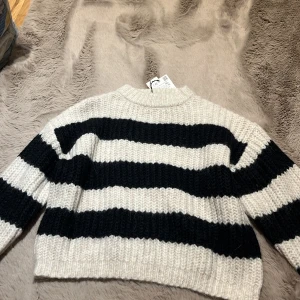Randig stickad tröja från Zara - Supermysig stickad tröja från Zara med breda svarta och vita ränder. Aldrig använt, lappen är fortfarande kvar.🌸👌