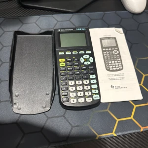 Texas Instruments TI-82 Stats grafritande miniräknare - Begagnad men mycket välskött TI-82 Stats från Texas Instruments. 	•	Komplett med skyddshölje och originalmanual 	•	Perfekt för studier inom matematik och statistik 	•	Testad och fungerar som den ska 	•	Batterier ingår