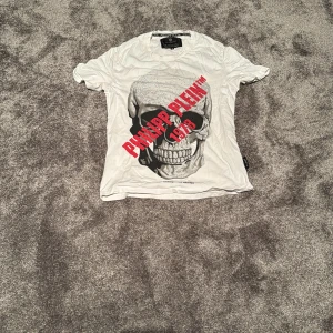 Vit t-shirt med döskalle från Philipp Plein - Snygg vit t-shirt från Philipp Plein, skön och bra säljer eftersom jag ej använder längre skicka för frågor eller något. Pruta går alltid. 