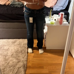 Pepe Jeans Venus bootcut jeans blå - Snygga mörkblå jeans från Pepe Jeans, modell Venus, med klassisk bootcut och låg midjad. Aldrig använts, lappen är kvar. 😍