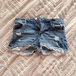 Blå jeansshorts med spetskant - jättefina lågmidjade shorts 
