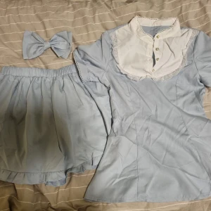 Kawaii jirai set - Babyblå set med spetsdetaljer. Kommer med ett par shorts, blus som når till höften och en rosett man kan fästa någonstans. Förmodligen från shein idk. Knappt använd. Passar om du gillar kawaii, jirai kei, lolita, eller dolly-liknande mode.
