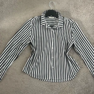 Randig skjorta  - Randig skjorta från Kappahl i storlek 152. Säljer då den är för liten. 