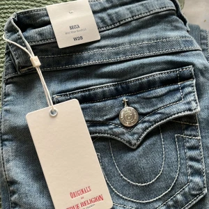 True religion jeans Becca mid - Helt nya med prislappen kvar har aldrig kommit till användning tryck på köp nu 💕