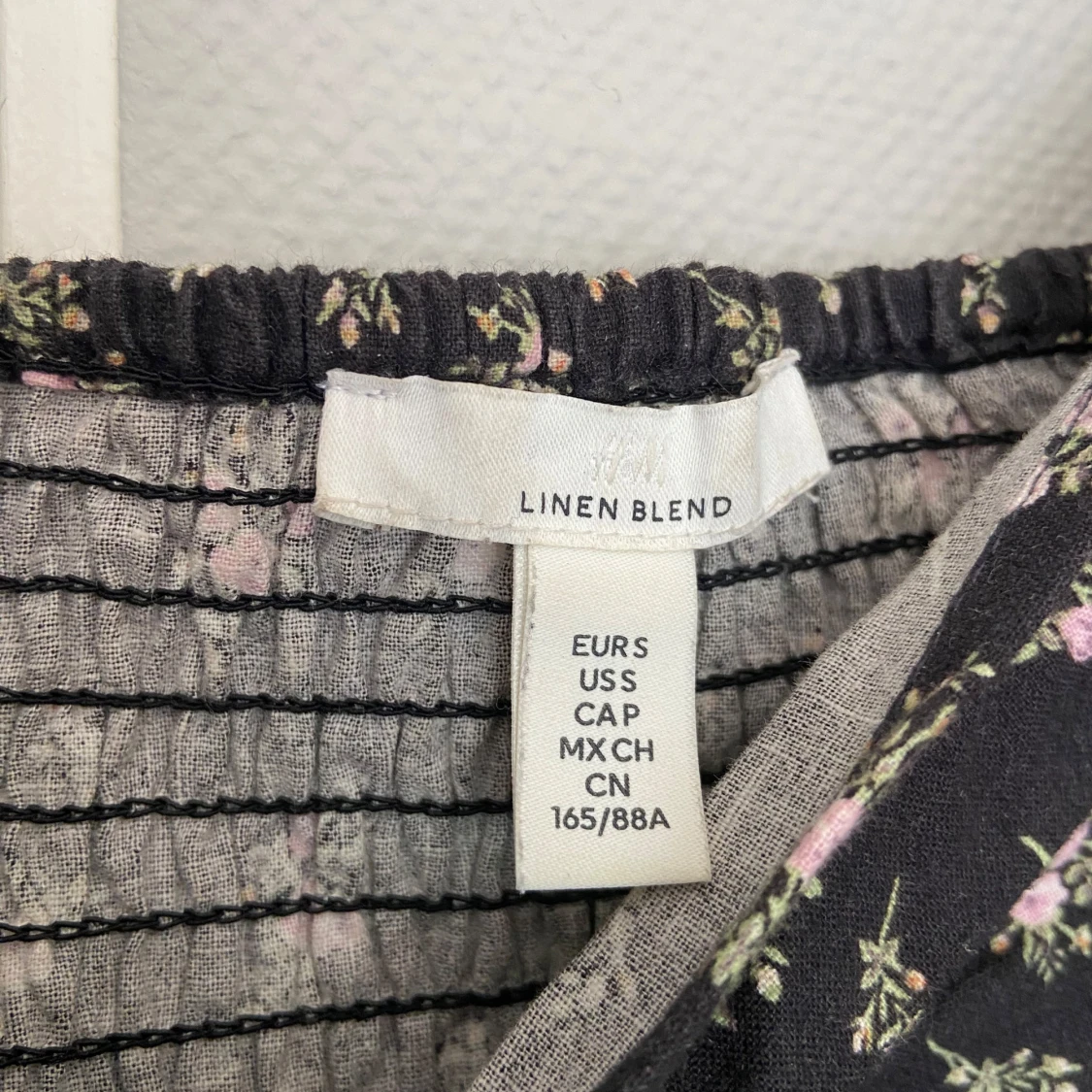 Svart blommig kortklänning från H&M - 1