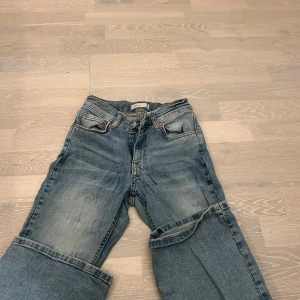 Blå jeans från Gina Tricot - Säljer ett par bootcut, blå jeans från Gina Tricot.