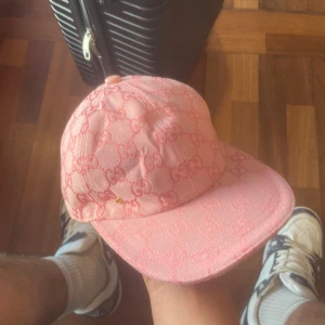 Rosa Gucci keps - Fin Gucci keps passar sommaren o våren nästan oanvänd fanns kvitto men tappades bort kommer med dustbag 