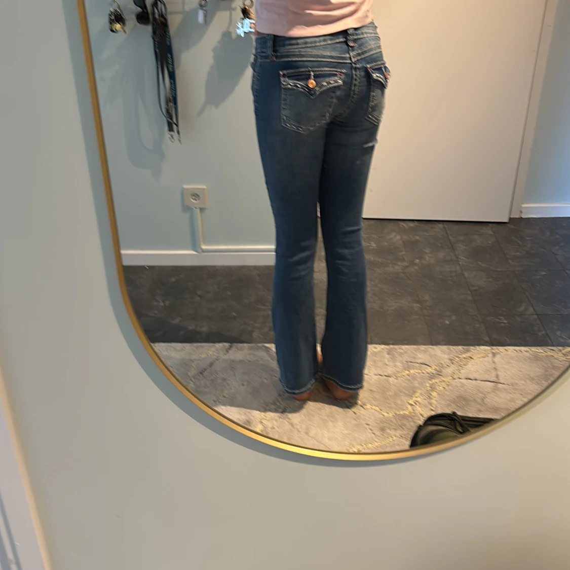 Detaljerade lågmidjade bootcut jeans - 2