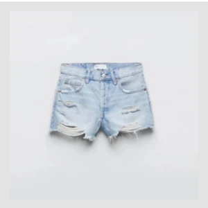 Blåa jeansshorts  - Säljer ett par ljusblåa jeansshorts med snygga slitningar framtill. Jätte snygga och passar till allt. Perfekta shorts för sommargarderoben och för Stockholmsstilen. De perfekta jeans shortsen men är tyvärr för små för mig så därför jag säljer. Jätte bra skick och köpta förra året från Zara. Hör av dig om du vill ha mer bilder och pris kan diskuteras🥰🤩