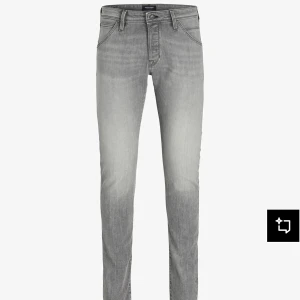 Slim jack and jones jeans - Ett par riktigt feta jeans från Jack and Jones i modellen glenn. De har endast provats på och är i nyskick🤩stl: 28,32!!!                                                                             Nypris ligger runt 900 men säljer för endast 300!!