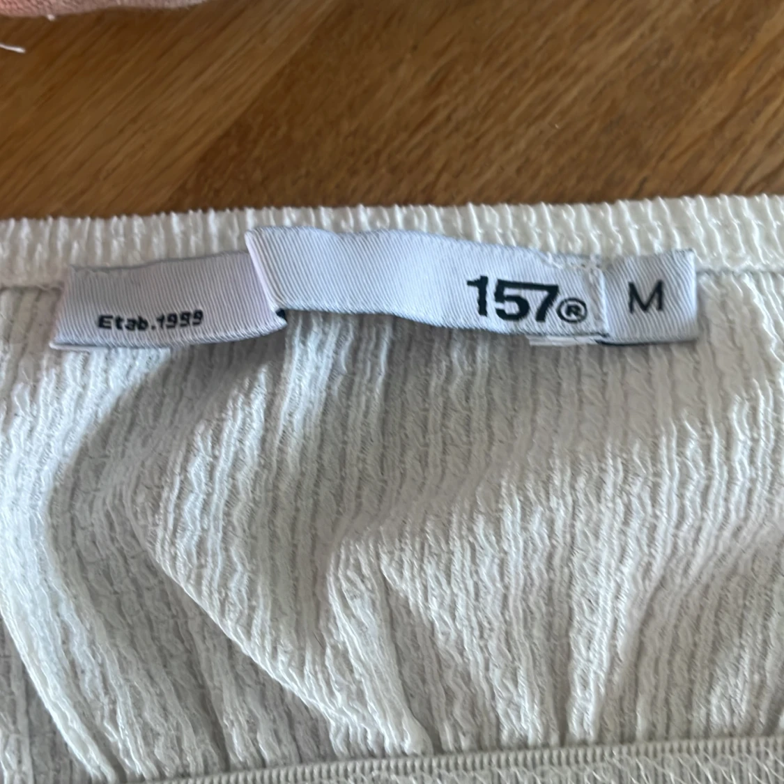 Vit linnetopp med volang från 157 - 2