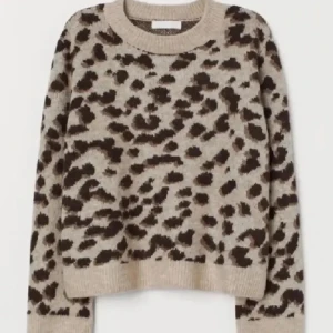 Leopardmönstrad stickad tröja - Jättefin o bra skick, tjock o mysig oerfekt för hösten💕💕💕💕