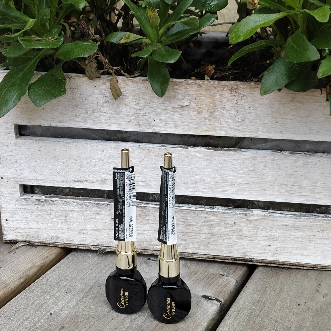 Två stycken Eveline Cosmetics Celebrities Eyeliner i färgen svart