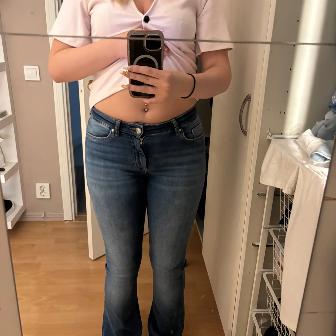 Blå bootcut jeans med låg midja