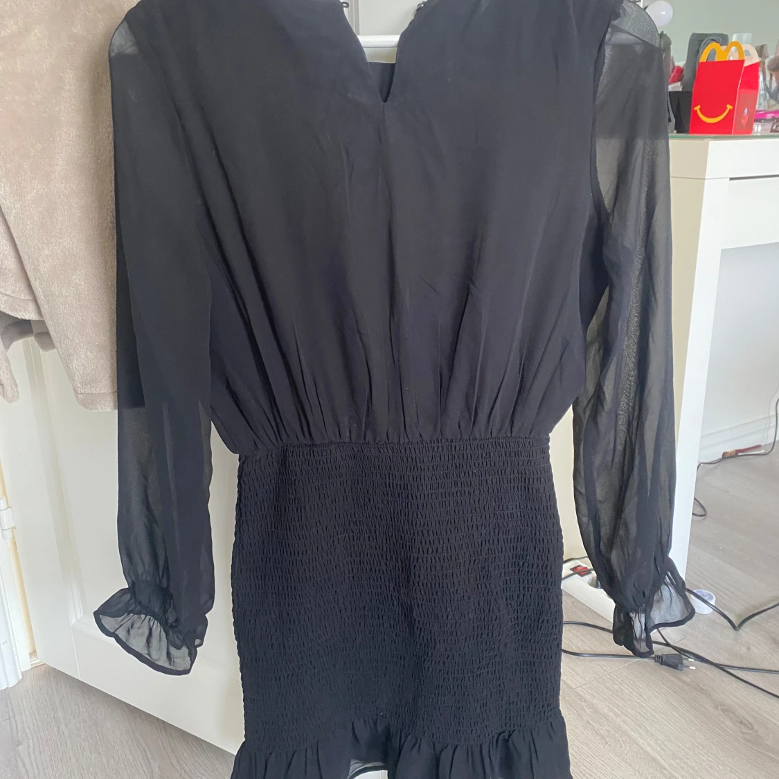 Svart klänning med volang från KappAhl - 1