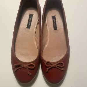 Ballerinaskor läder  - Ballerinaskor i äkta läder, bruna från märket Gino Rossi. Använt skick. Stl 38