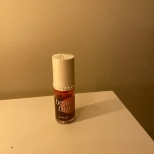 Benefit Benetint  - Den är aldrig andvänd råkade bara tappa den så de åkte ut ungefär en milleliter🩷