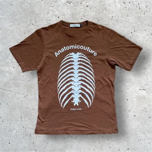 AW13 Undercover "Anatomicouture" T shirt - AW13 Undercover "Anatomicouture" T shirt : Del av "Undercoverism - For Rebels" : Så gott som nyskick (9,5/10) : Size 2 (Passar som S)🙏 : Brun färg : Kvitto saknad, köptes iJapan! 🌶️: Kom privat för fler bilder och mått, etc! 