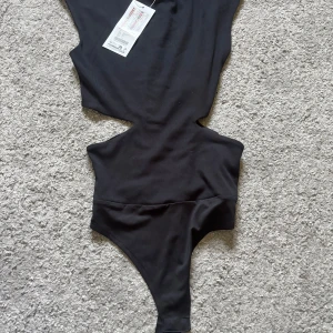 Svart body  - Säljer en svart body ifrån newyork som är oanvänd med prislapp💕💕