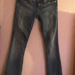 Miss me jeans❤️ - Snygga blå bootcut jeans med slitningar och broderade detaljer på bakfickorna. Jeansen har klassisk femficksdesign, markerade sömmar och lätt tvättad look. Perfekta för dig som gillar en avslappnad men ändå cool stil.