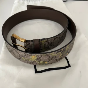 Gucci bälte blommor  - Gucci bälte med unikt blommönster. Svårt att få tag eftersom dom inte säljs i butik längre. Bältet har några mindre slitningar men ingenting som syns när man har på sig det. Om ni har frågor är det bara att höra av sig