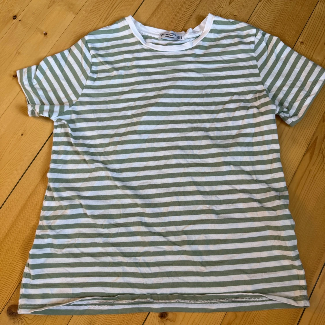 Grön/grå randig tshirt - 1