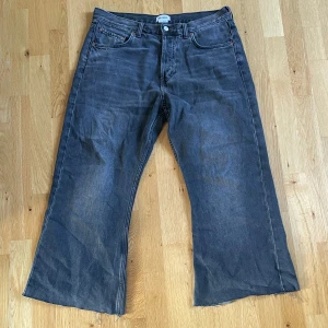 Baggy jeans - Byxorna är slitna vid benöppningen, jag har även klippt i dom. Annars är dom i bra kvalitet och väldigt sköna. ‼️skicka pris förslag‼️