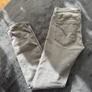 Dondup George  - Dondup jeans, köpta nya. Tagg följer med. Sitter som en smäck. Jeansen är som nya inga defekter. Pris kan diskuteras