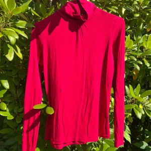 Röd polotröja med lång ärm - Röd långärmad polotröja med väldigt mjukt material!