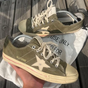 Golden Goose Vstar 2 (Toppskick) - Tja! Säljer nu dessa stört feta golden goose vstar skorna som är extremt sällsynta speciellt i detta skick. Skick 9/10 som nya knappt något slitage på något sätt! Nypris ligger runt 8000kr men säljs nu för 3999kr. Dustbag är de enda som medföljd. Hör gärna av er vid frågor🤗