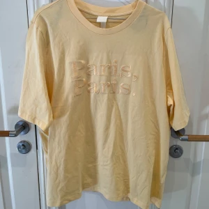 Broderad tshirt - Beige t-shirt med broderad text 'Paris, Paris.' på bröstet. Supermjukt material!
